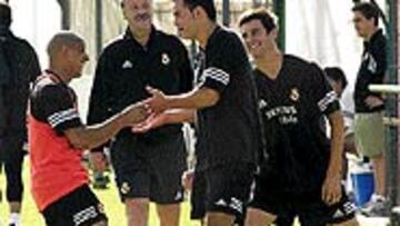 <b>...Y MIENTRAS, MORIENTES ENTRENÁNDOSE.</B> Ayer, mientras que el Tottenham llegaba al estadio Santiago Bernabéu para pedir a Valdano el traspaso de Morientes, el jugador se entrenaba contento poco antes de partir hacia Nueva York.
