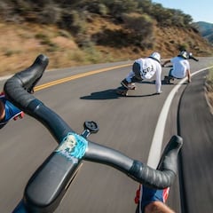 Ciclista contra longboarder, ¿Quién es más rápido en un descenso a toda velocidad?