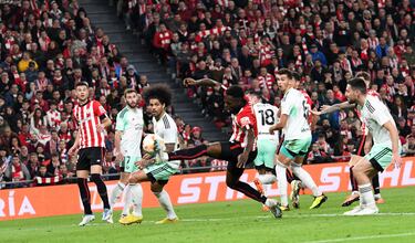 1-0. Córner que saca Iker Muniain desde la derecha, peina de cabeza Mikel Vesga en el primer palo e Iñaki Williams, en el área pequeña, pega al balón con la puntera, da en el larguero y entra en la portería de Sergio Herrera.