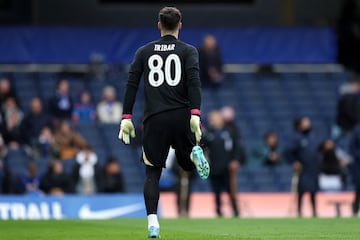 El portero del Chelsea Kepa Arrizabalaga ha querido homenajear al 'Txopo' Iribar. El portero vasco salió en el calentamiento del partido del Chelsea frente al Leeds con una camiseta negra con el nombre de Iribar y con el número 80.