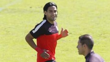 <b>AL MARGEN. </b>Falcao corre ante Simeone.