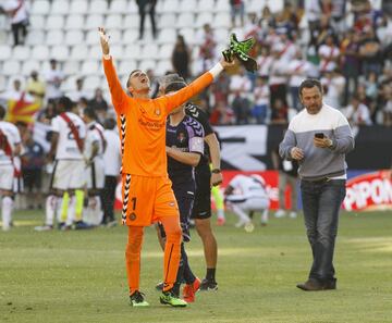 Los jugadores del Real Valladolid celebran en Vallecas la permanencia en Primera.