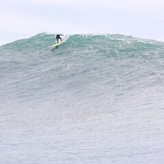 Navarro surfeó la ola más grande de Chile y así la bautizó