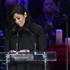 How much is Vanessa Bryant seeking in damages in her suit against Los Angeles County?