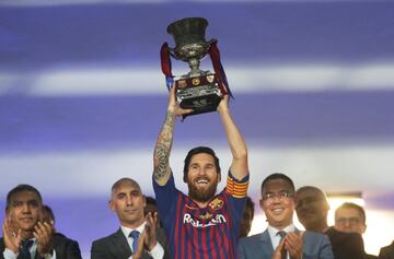 Soccer Football - Spanish Super Cup - Barcelona v Sevilla - Grand Stade de Tanger, Tangier, Morocco - August 12, 2018 Barcelona's Lionel Messi lifts the trophy as they celebrate winning the Spanish Super Cup REUTERS/Jon Nazca