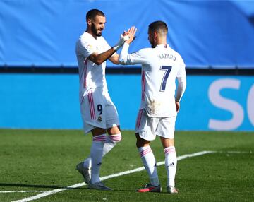 Real Madrid 1-0 Huesca | Golazo de Eden Hazard. Recibió en tres cuartos de campo y no se lo pensó dos veces y disparó con mucha potencia ajustando el balón al palo de la portería de Andrés Fernández.