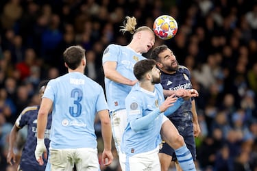 Salto de Dani Carvajal ante Erling Haaland.