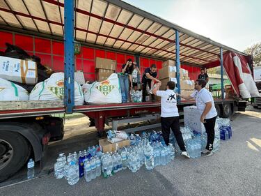 Varios trilers y camiones con toneladas de ayuda para Valencia