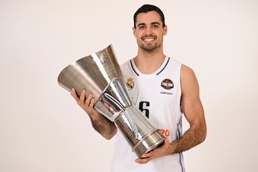 Abalde, posando con el trofeo de la Euroliga.