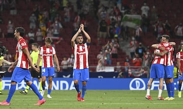 Los jugadores rojiblancos celebran la victoria ante el Elche. 