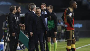 Fran Escribá se queja tras ser expulsado contra el Rayo Vallecano en la última jornada de la temporada 2018-2019.