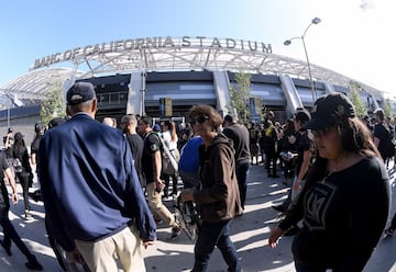 La llegada de los aficionados al Banc of California Stadium.
