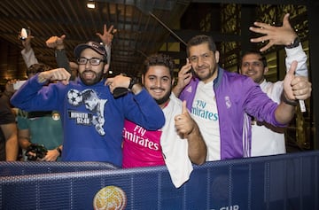 Seguidores del Real Madrid esperando la llegada de los jugadores en la puerta del hotel de concentración en Abu Dhabi 