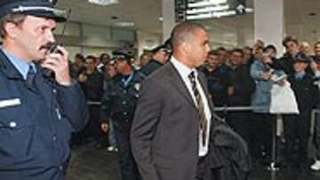 De pronto, se apagaron las luces y la tripulación entró en la cola del avión con una tarta de trufa y chocolate y cantaron a Figo el "Cumpleaños feliz".
