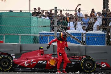 Accidente de Carlos Sainz con el Ferrari SF23 en el circuito de Yas Marina, Abu Dhabi. F1 2023.