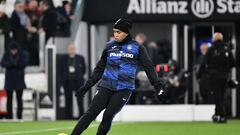 Atalanta's Colombian forward Luis Muriel warms up prior to the Italian Serie A football match between Juventus and Atalanta at the Juventus Stadium in Turin, on January 22, 2023. (Photo by Isabella BONOTTO / AFP)