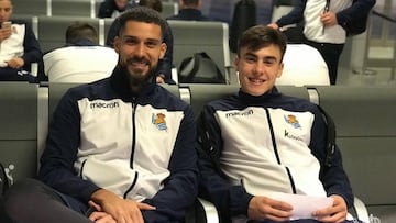 Moyá (34 años), ayer junto a Barrenetxea (16) antes de partir a Madrid.