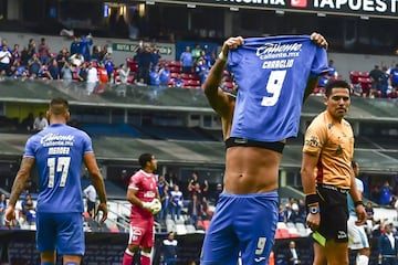 Con una sólida presentación ante su gente, 'La Máquina' goleó 3-0 a los Gallos Blancos y se declaró listo para enfrentar al América la próxima jornada. La cereza del pastel la puso Milton Caraglio, quien anotó el gol 10,000 en el Estadio Azteca.