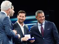 Miami's Mayor Francis Suarez, Inter Miami CF managing owner Jorge Mas, and America Business Forum founder and CEO Ignacio Gonzalez-Castro pose with Argentine soccer player Lionel Messi after presenting him with a key during the America Business Forum in Miami, Florida, U.S., November 5, 2025. REUTERS/Marco Bello
