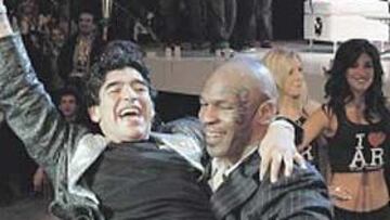 <b>ESTRELLAS POLÉMICAS. </b>Tyson sostiene a Maradona.
