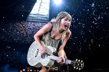 Taylor Swift actúa en el escenario durante "Taylor Swift | The Eras Tour" en el Principality Stadium el 18 de junio de 2024 en Cardiff, Gales.