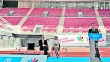 <b>Perrault fue el cicerone</b> El francés Domique Perrault, arquitecto de la Caja Mágica, ejercició de cicerone ante Zapatero, Gallardón, Aguirre, Samaranch, Blanco y Lissavetzky.