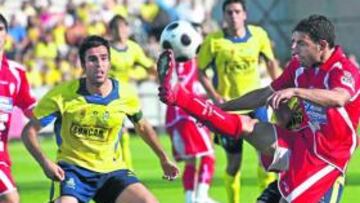 <b>SIN PUNTERÍA. </b>Rubén Sanz lucha por el balón ante el delantero Linares.