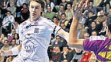 <b>POCA DEFENSA. </b>Kallman, pese a su suspensión, no participó.