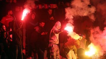 ADC01. BELGRADO (SERBIA), 09/10/2017.- Aficionados serbios encienden bengalas para celebrar el triunfo de su equipo hoy, lunes 9 de octubre de 2017, durante un partido correspondiente a las eliminatorias europeas al Mundial de Rusia de 2018 disputado entre Serbia y Georgia en Belgrado (Serbia). EFE/ANDREJ CUKIC