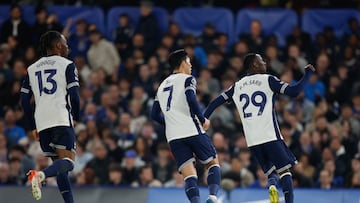 LONDON (United Kingdom), 03/04/2025.- Pape Matar Sarr of Tottenham celebrates scoring a goal subsequently disallowed by VAR during the English Premier League soccer match between Chelsea FC and Tottenham Hotspur, in London, Britain, 03 April 2025. (Reino Unido, Londres) EFE/EPA/DAVID CLIFF EDITORIAL USE ONLY. No use with unauthorized audio, video, data, fixture lists, club/league logos, 'live' services or NFTs. Online in-match use limited to 120 images, no video emulation. No use in betting, games or single club/league/player publications.