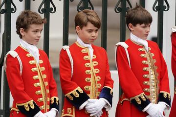 El príncipe Jorge de Gales, en el centro, nieto de Carlos III, hijo de los príncipes de Gales, Guillermo y Catalina de Gales.