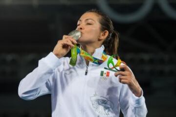 María del Rosario Espinoza logró su tercera medalla olímpica al conseguir la presea de plata en el taekwondo +67kg. La taekwondoín igualó el récord de Joaquín Capilla al conseguir medallas en tres Juegos Olímpicos diferentes.