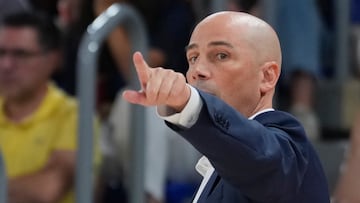 El técnico del Barça, Joan Peñarroya, durante el encuentro correspondiente a la fase regular de la Euroliga que disputan hoy viernes frente a Valencia Basket en el Palau Blaugrana, en Barcelona.