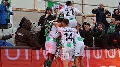 Los jugadores del Antequera festejan el 1-2 de Destny en Granada.