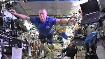 Atención al video viral del astronauta jugando béisbol en el espacio