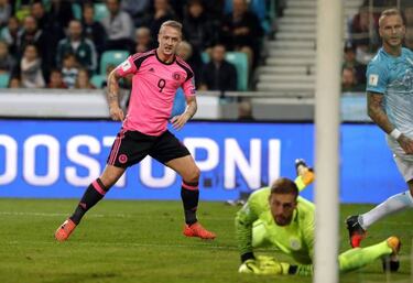Strachan quits Scotland post, Moyes favourite to succeed him
