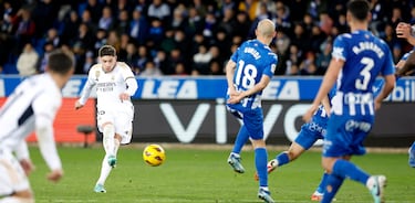 El uruguayo se adapta a lo que le pida Ancelotti. Ante el Alavés necesitó sacar todo su físico para frenar a un equipo rival que jugó muchos minutos con superioridad numérica.  