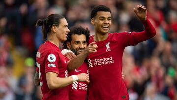 Darwin N¨²?ez, Mohamed Salah y Cody Gakpo, jugadores del Liverpool, celebran el gol del Liverpool ante el Brentford.