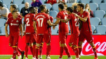 Los jugadores del Getafe celebran el gol de Jaime Mata.