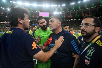 El seleccionador de Brasil, Fernando Dinizcharla con el fisioterapeuta de Argentina, Marcelo D'Andrea tras los incidentes entre la policia brasileña y aficionados argentinos.