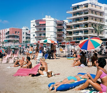 Vista de la playa de Benidorm el 17 de agosto de 1985.