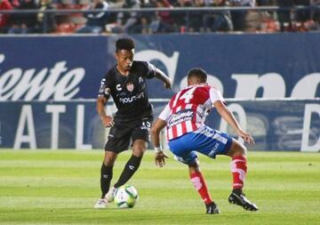 Luego de no firmar su contrato profesional con Universidad Católica, emigró al Necaxa mexicano, donde ha tenido poca continuidad.