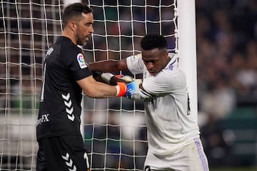 Claudio Bravo prevented Vinicius from picking up the ball to take a corner and Soto Grado did not reprimand him.