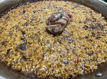Imagen del arroz de pichón y butifarra negra.