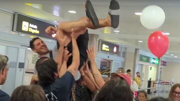 El surfista Gonzalo Guti&eacute;rrez, manteado a su llegada al aeropuerto de Santander tras el Mundial de Surf. Con globos. 