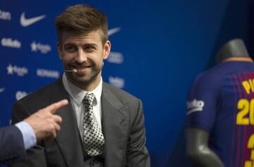 Gerard Piqué renews his Barcelona contract.