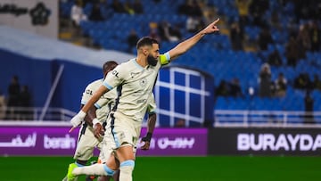 Benzema celebra uno de sus goles ante Al Kholood.