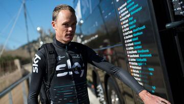 Chris Froome subiéndose al autobús en la Vuelta a Catalunya