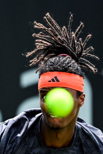 El sueco Mikael Ymer mira la pelota con una extraña mueca tras devolvérsela al neerlandés Botic van de Zandschulp durante su partido de dieciseisavos en el torneo internacional Rothesay Eastbourne en Eastbourne, al sur de Inglaterra.