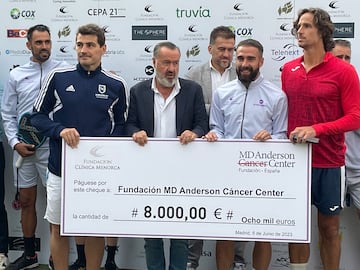 Casillas, Carvajal, Feliciano López y el doctor Ángel Martín posan con el cheque de 8.000 euros que se donó para la investigación del cáncer de mama.